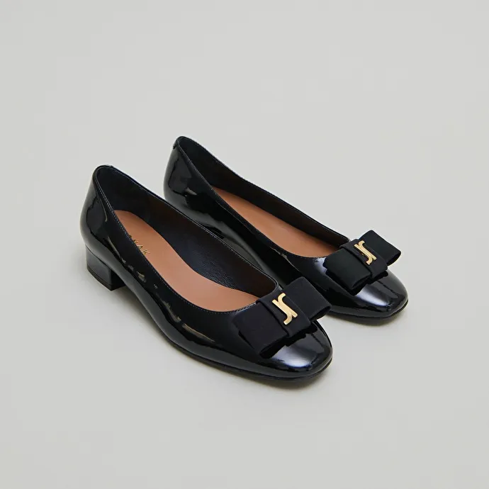 Ballet flats with bow and monogram in black patent