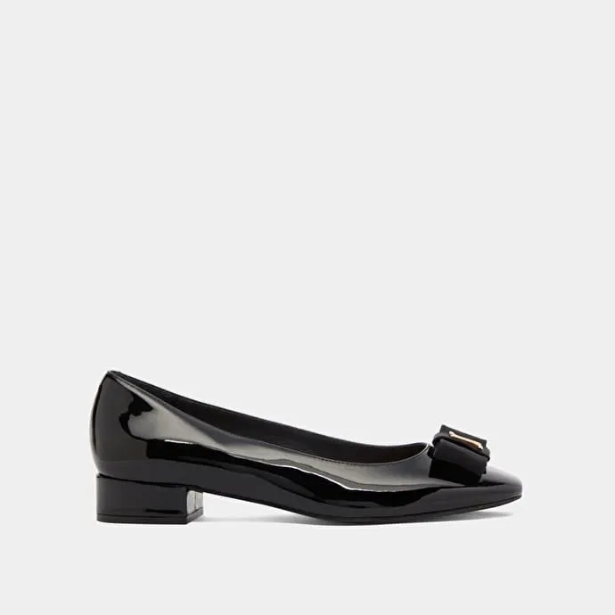 Ballet flats with bow and monogram in black patent