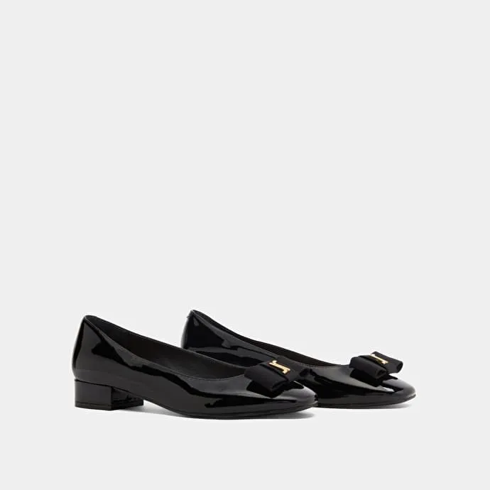 Ballet flats with bow and monogram in black patent