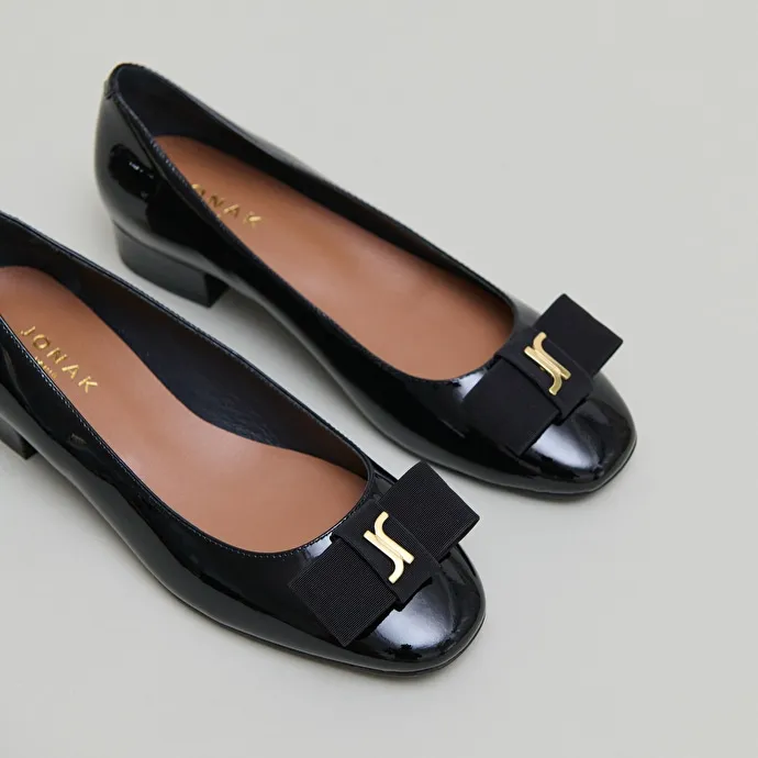 Ballet flats with bow and monogram in black patent