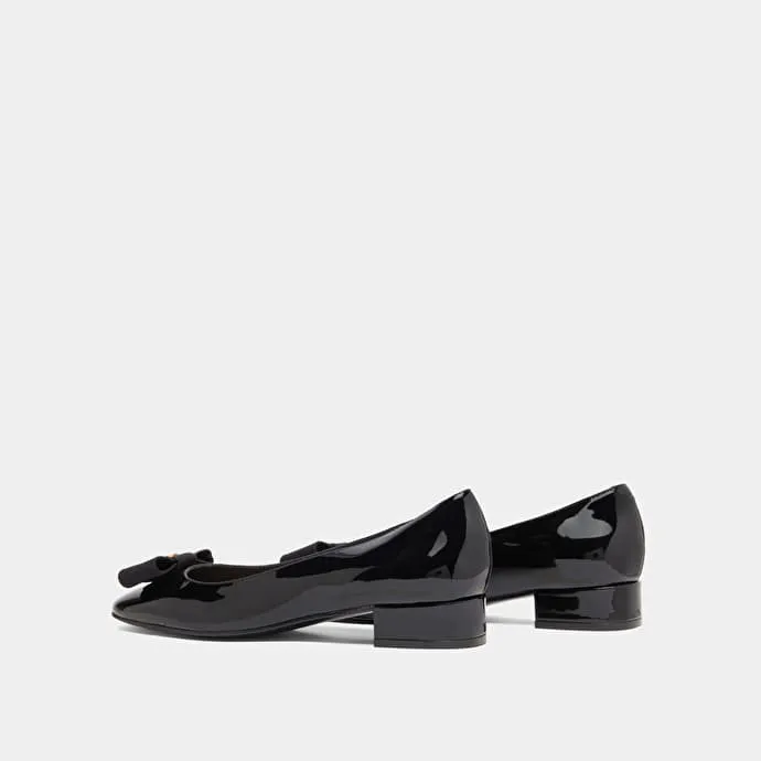 Ballet flats with bow and monogram in black patent