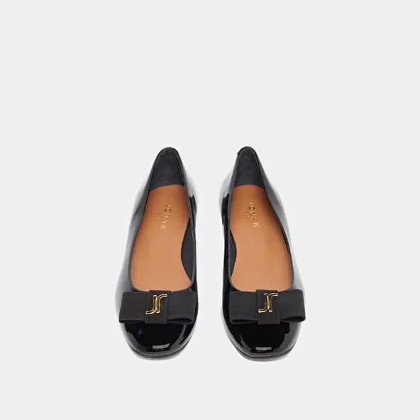 Ballet flats with bow and monogram in black patent