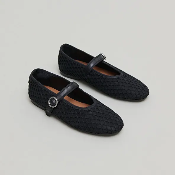 Ballet flats with strap in black mesh