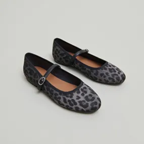 Ballet flats with strap in gray leopard textile